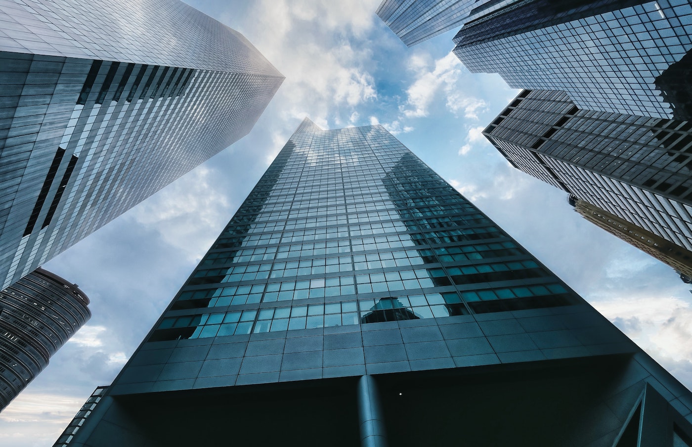 How can company title buildings manage major renovations by shareholders?